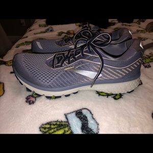 Woman’s Brooks Ghost size 9